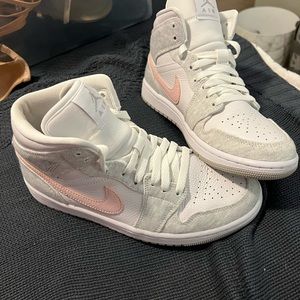 The Women’s Air Jordan 1 Mid SE “Heather Grey/Pink”